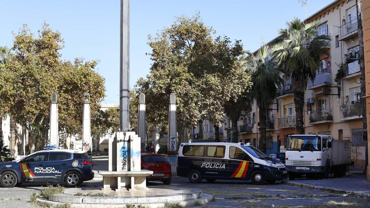 Agentes de la Policía Nacional en la barriada de &#039;Casitas Rosas&#039; donde se produjo el tiroteo.