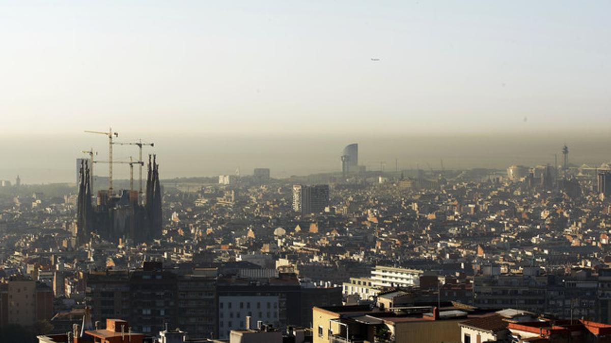 Contaminación en Barcelona, vista desde el Turó de la Rovira y el Carmel.