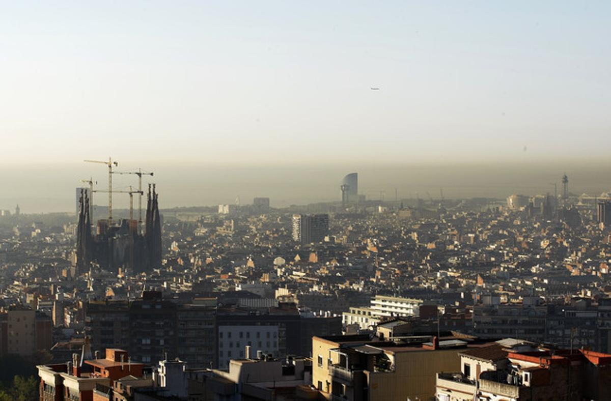 Contaminació a Barcelona, vista des del Turó de la Rovira i el Carmel.