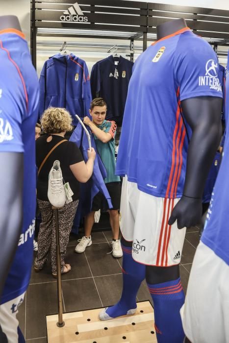 Presentación de la nueva camiseta del Real Oviedo