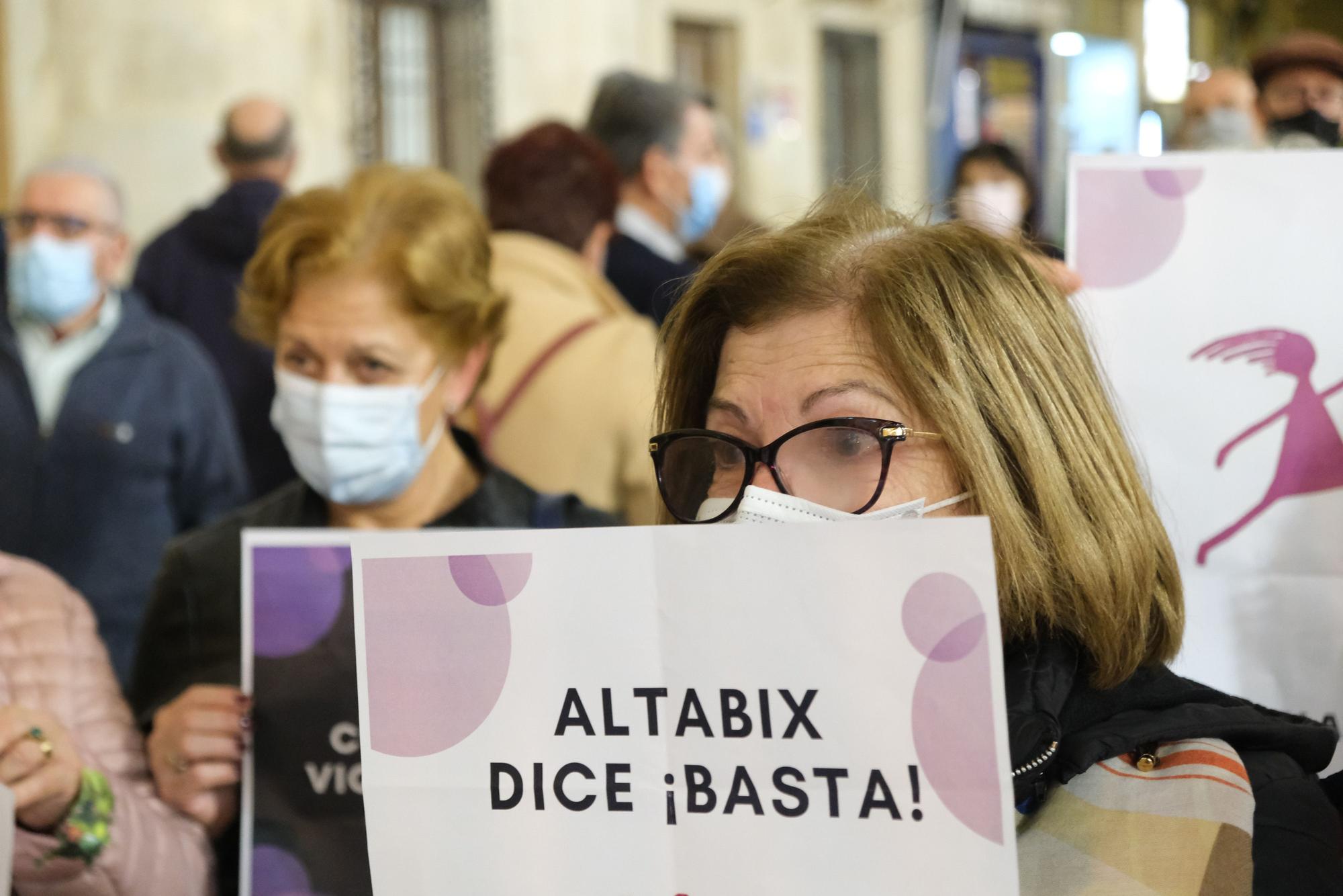 Concentración de repulsa por el asesinato de Yolanda en Elche. Familiares de la joven acudieron al emotivo acto en la Plaza de Baix