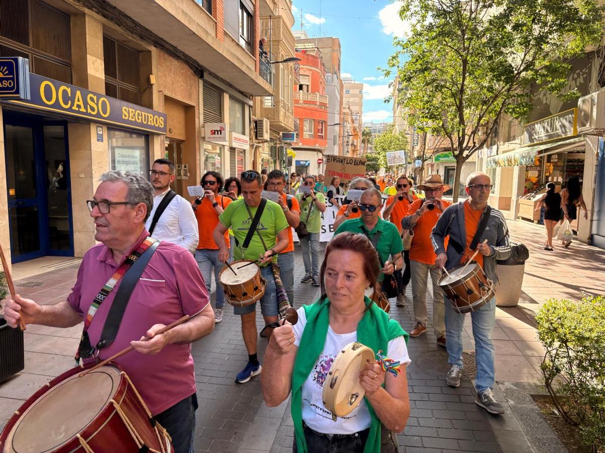 Los músicos de la Colla de les Raboses han abierto la marcha reivindicativa de esta tarde.