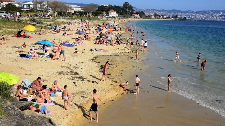 Los bañistas de la comarca disfrutan de las aguas más calientes en abril desde 2011