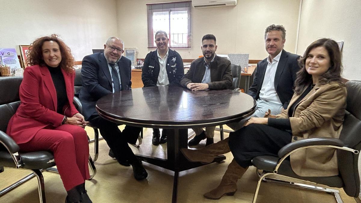 Participantes en el encuentro entre el Ayuntamiento de Peñarroya y la Universidad de Córdoba.