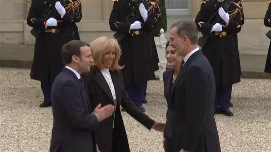 Besos al aire en la recepción de Macron y su esposa a los reyes