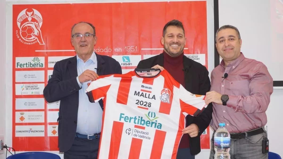 Toni Malla, en el centro, tras renovar hasta el 2028 con el Puerto Sagunto.