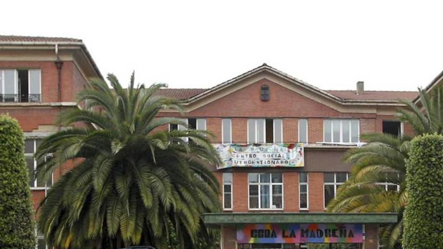 Dos policías, frente al edificio de &quot;La Madreña&quot;, en General Elorza.