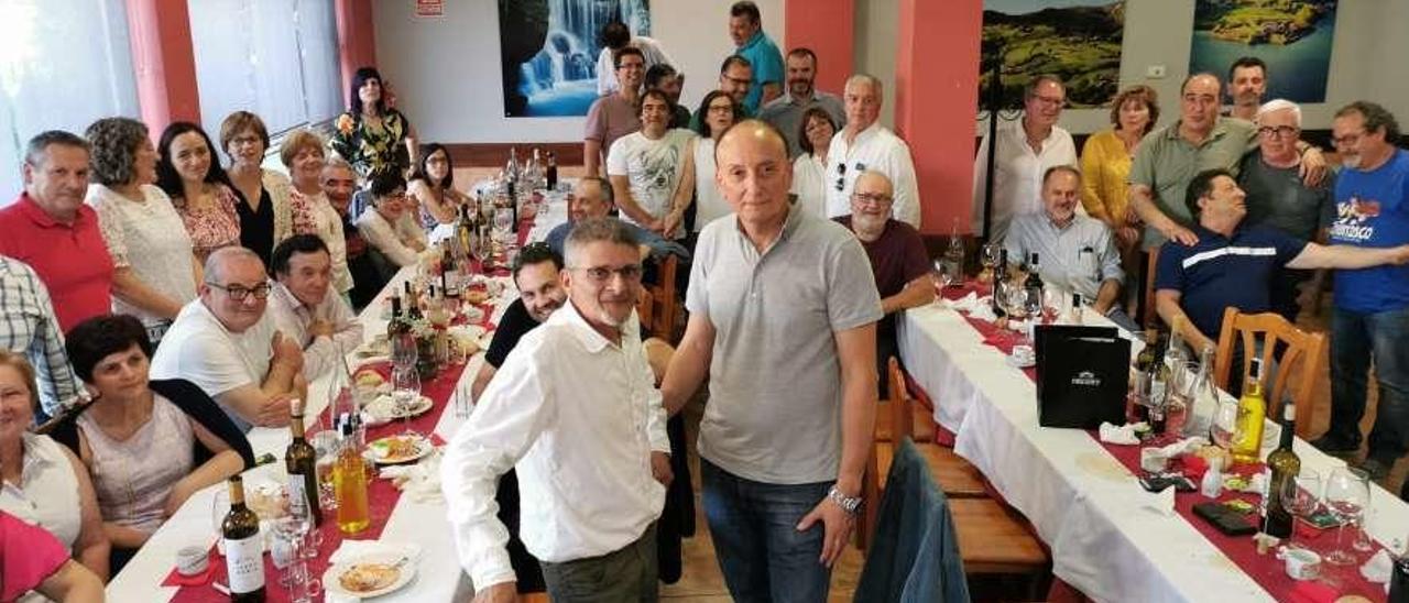 Xan Blanco y Juan Rozas, en el centro, ayer, en el homenaje que le brindaron sus compañeros.