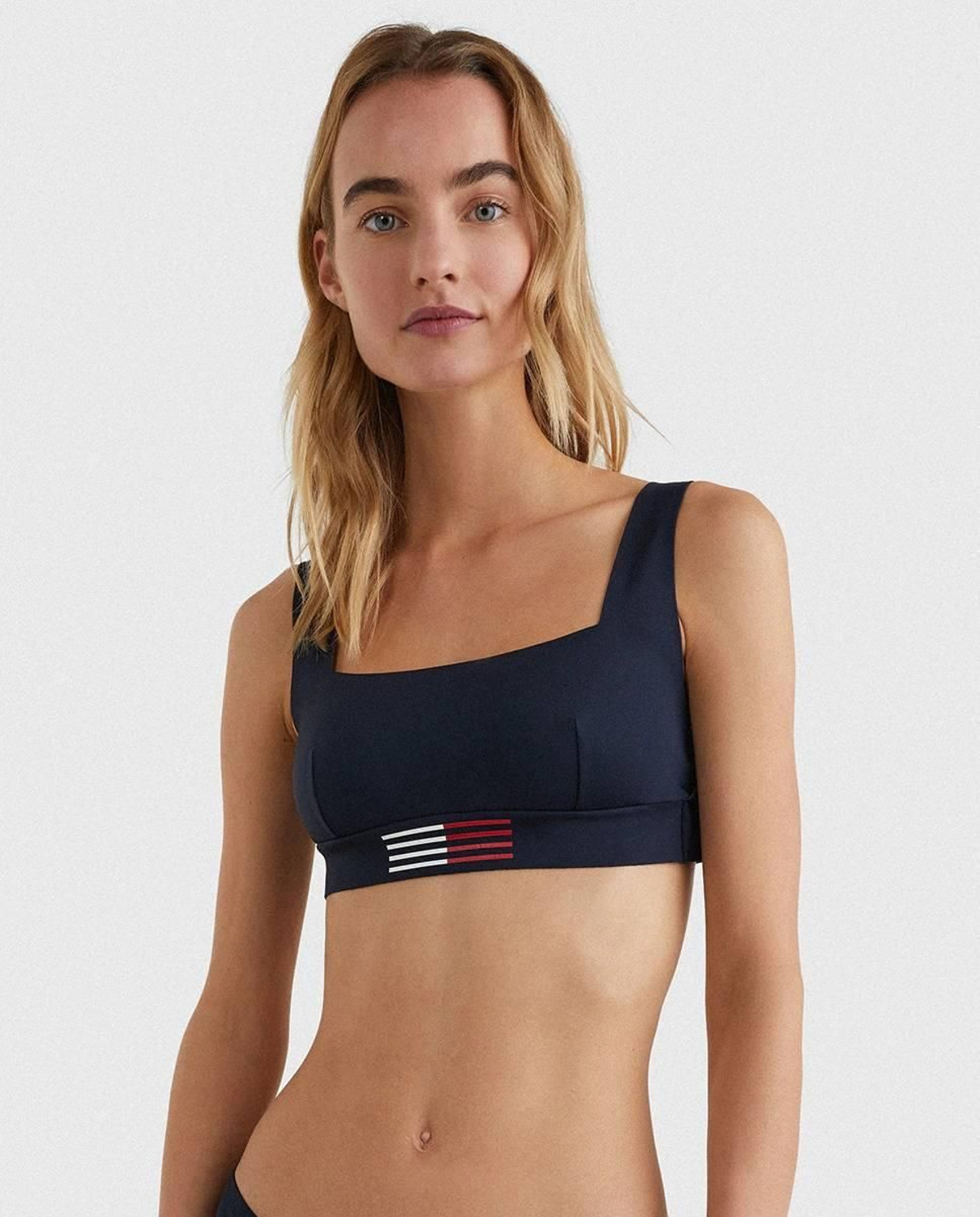 Top bikini liso de Tommy Hilfiguer