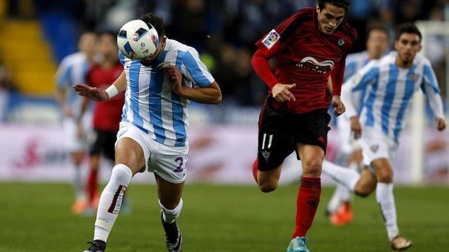 Tighadouini (i), lucha por el balón ante el centrocampista del Mirandés, Daniel Provencio (d).