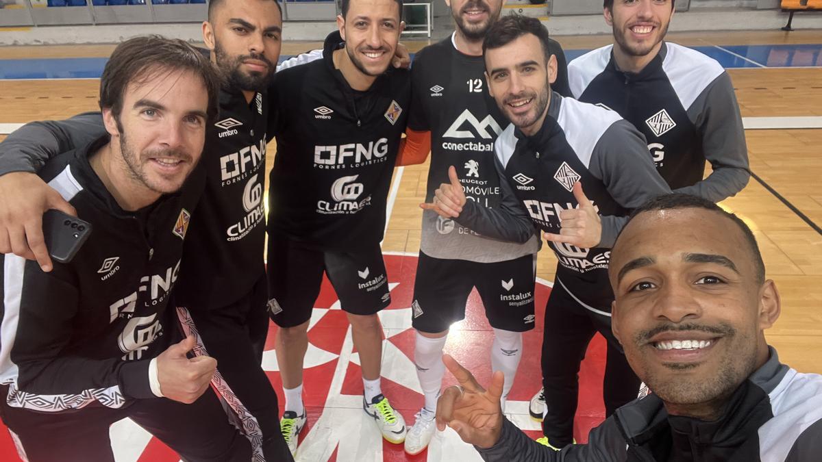 Barrón, Nunes, Cainan, Fabio, Eloy Rojas, Nando Torres e Higor se hacen un selfie en Son Moix..