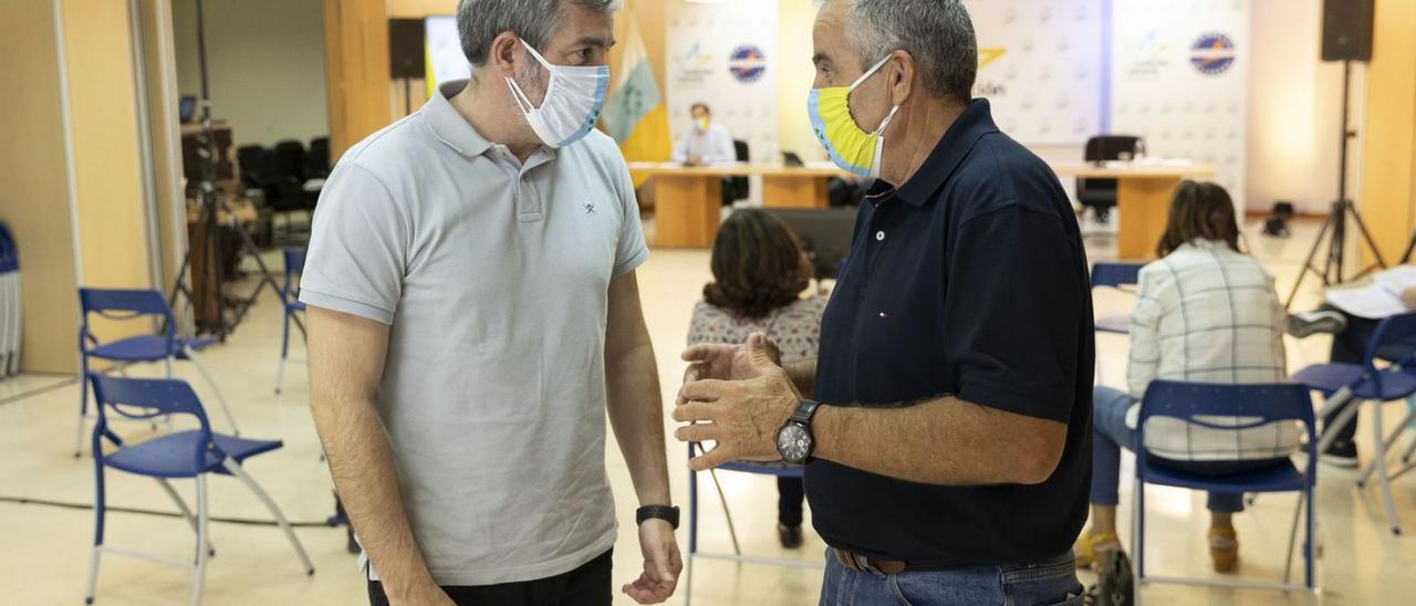 Mario Cabrera, a la derecha, dialoga con Fernando Clavijo, secretario general de CC.