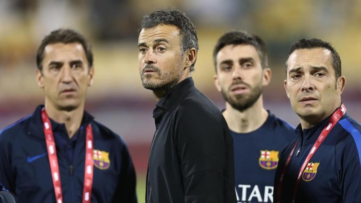 Barbará (ayudante), Luis Enrique, Pol (preparador físico) y Valdés (psicólogo), en Doha.