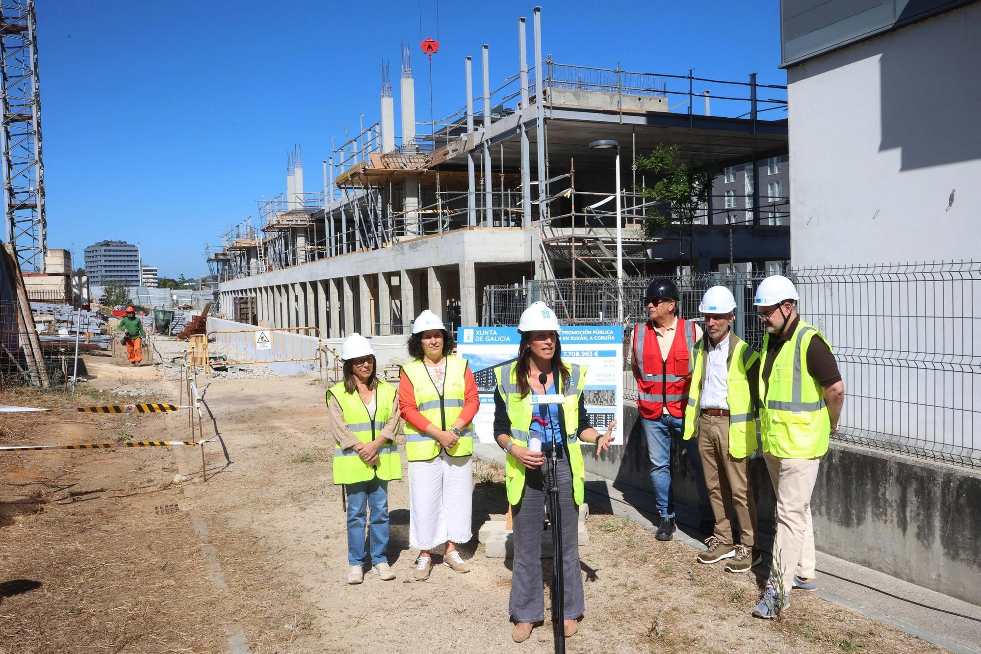 La conselleira de Vivenda visita las obras de construcción en Xuxán de 40 viviendas de promoción pública