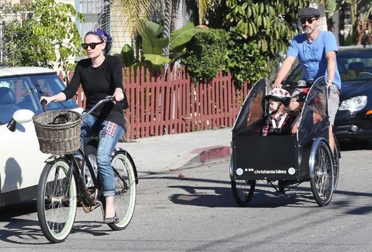 Anna Paquin y su agradable paseo en bici en familia