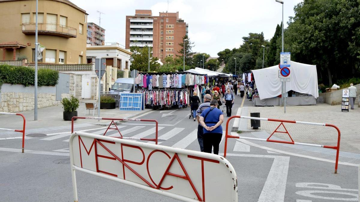 Imatge d&#039;arxiu del mercat de la roba de Figueres.