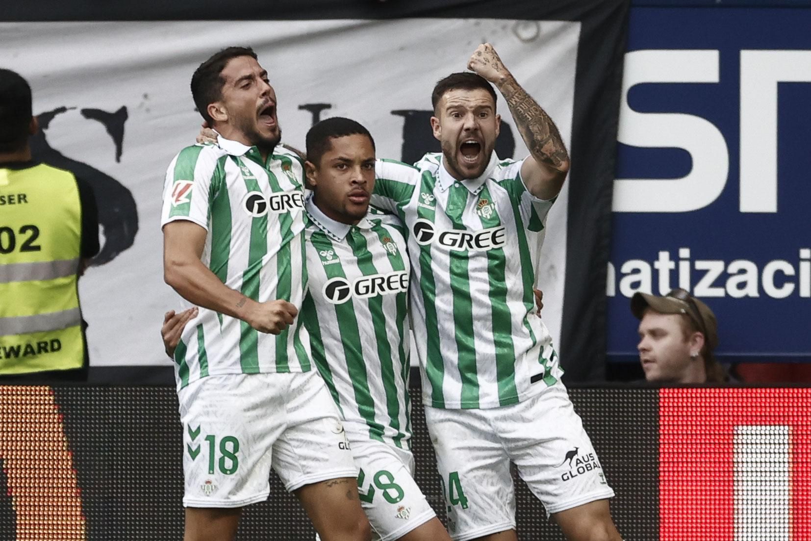 PAMPLONA, 19/10/2024.- El delantero brasileño del Betis Vitor Roque (c) celebra junto a sus compañeros tras anotar el 0-1 durante el encuentro correspondiente a la décima jornada de LaLiga entre el Osasuna y el Betis en El Sadar, Pamplona, Navarra, este sábado. EFE/ Jesús Diges