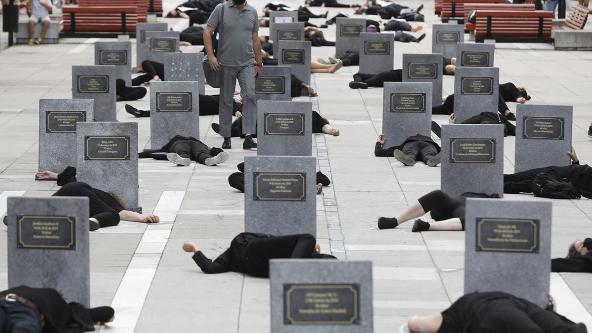 El centro de Oviedo se tiñe de negro contra la violencia machista