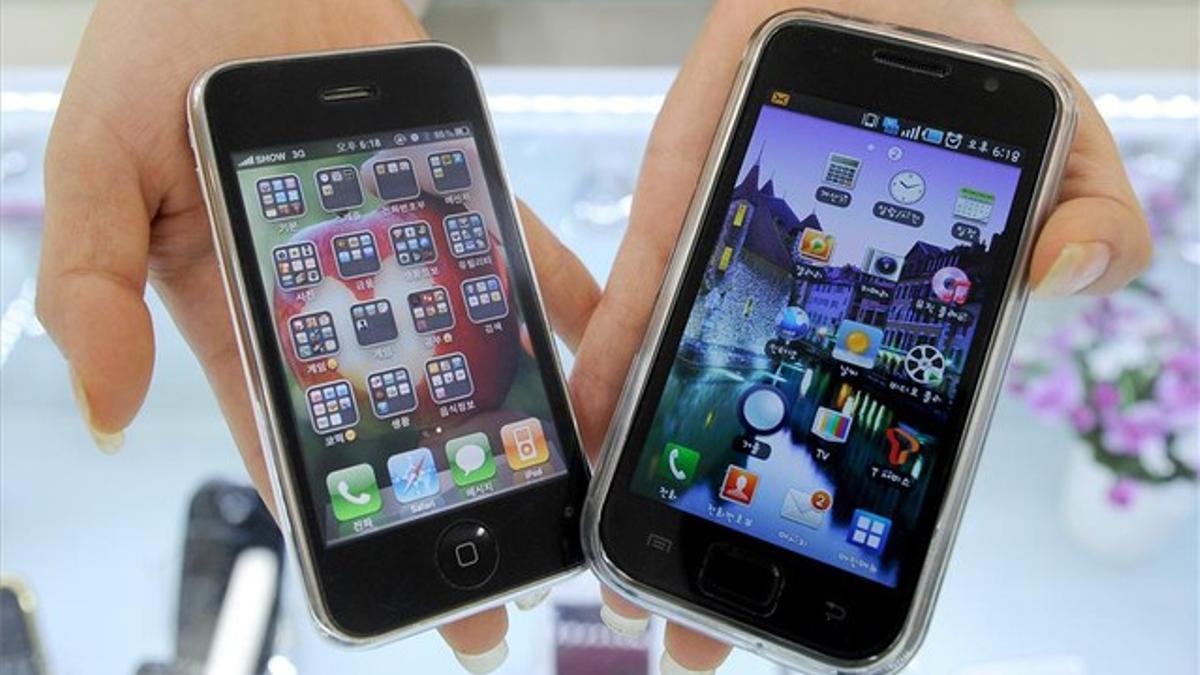 Un iPhone 3G (izquierda) y el Galaxy S, en una tienda de Seúl en el 2010.