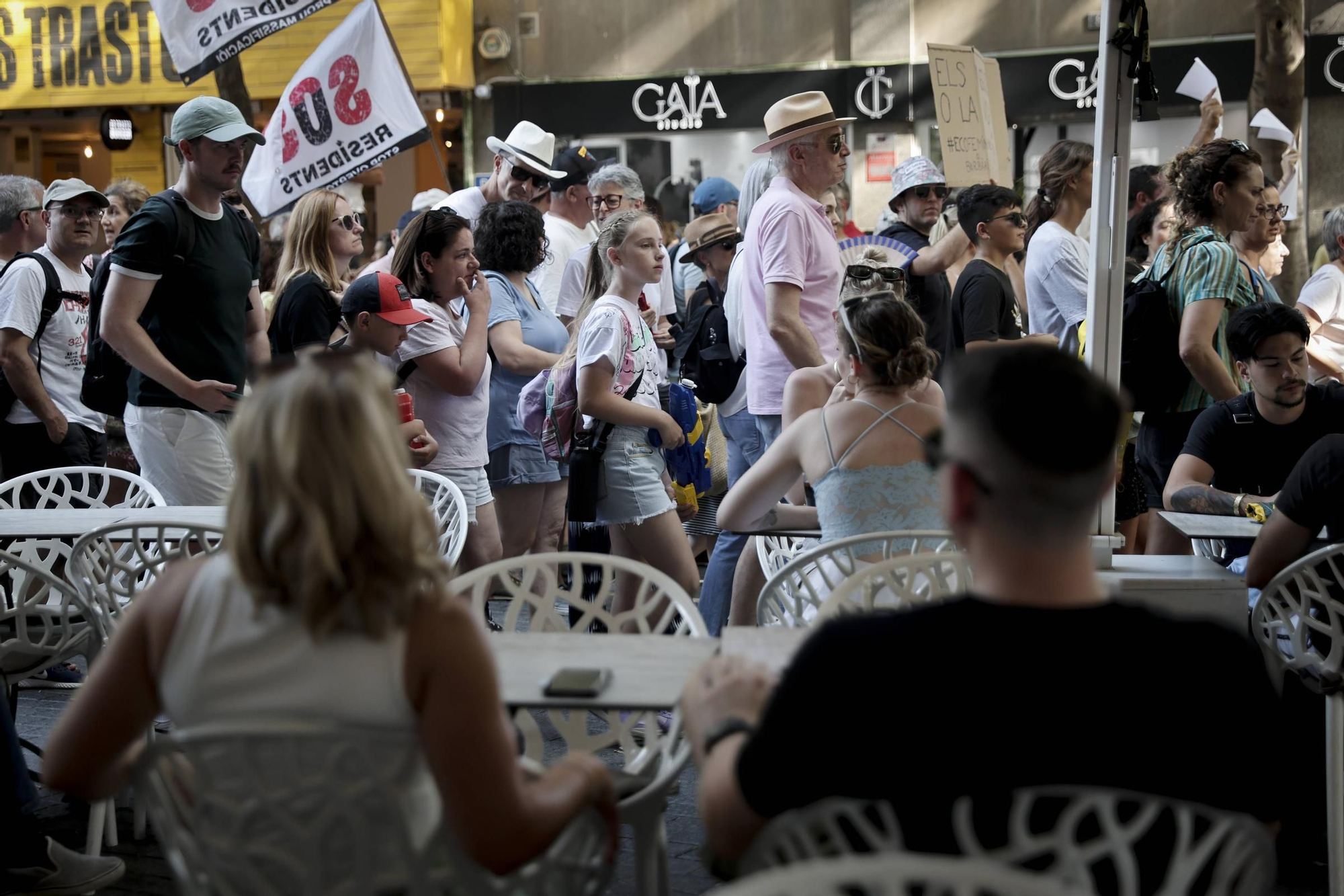 Las mejores pancartas y las imágenes de la manifestación contra la saturación turística en Mallorca