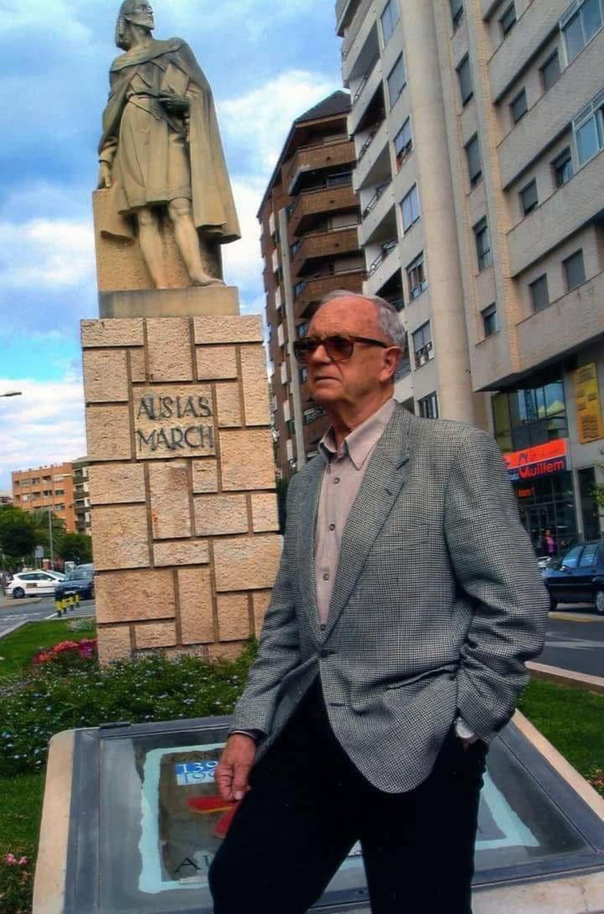 José Rausell, davant la seua icònica estàtua d'Ausiàs March de Gandia.