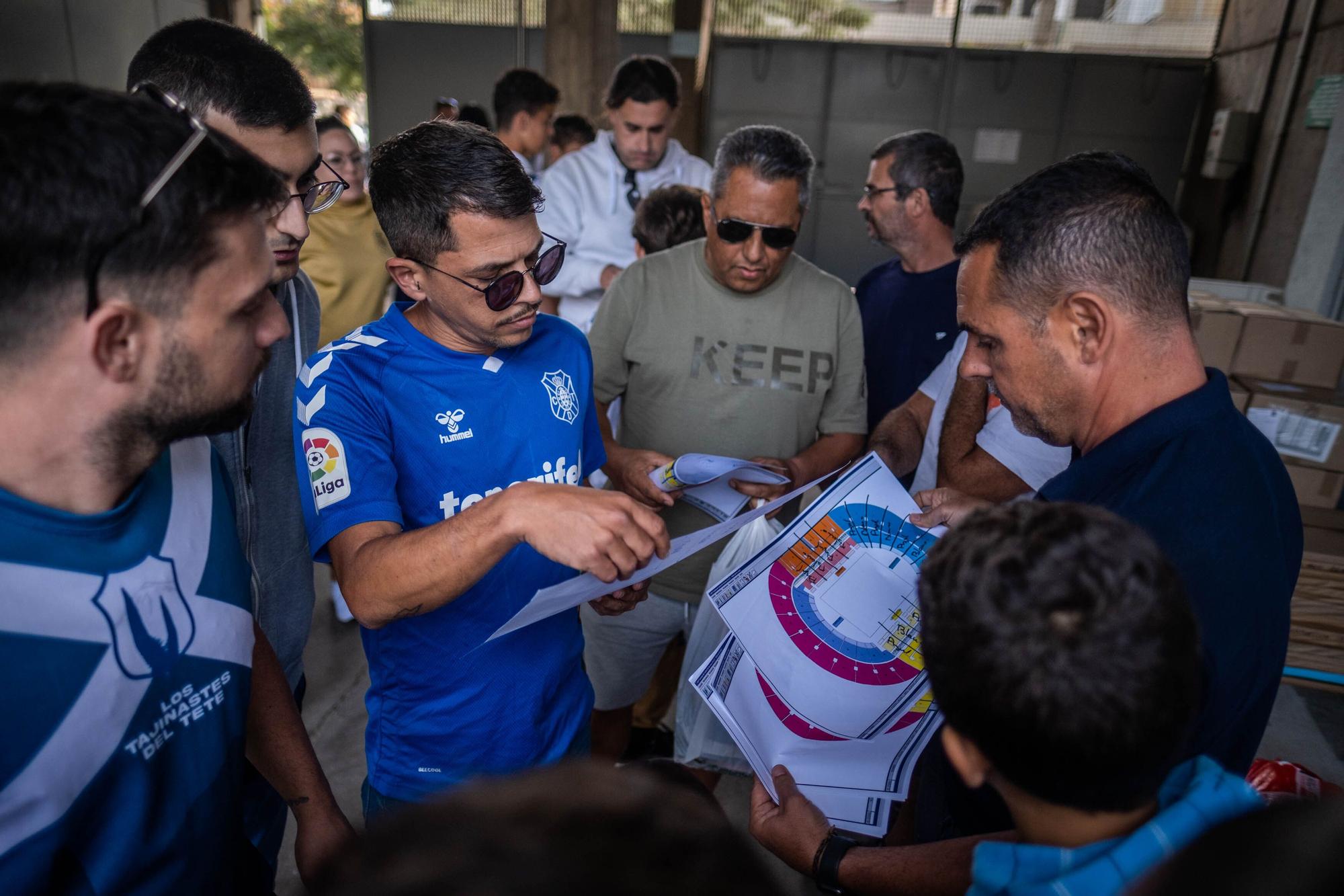 Preparación del tifo gigante para el partido CD Tenerife - UD Las Palmas