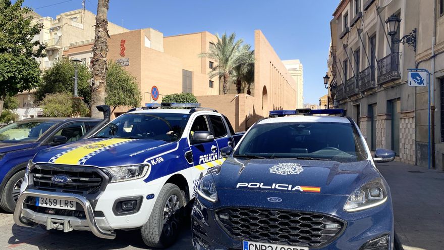 Vehículos de la Policía Local y Policía Nacional de Orihuela. / INFORMACIÓN