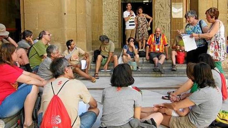 Les assemblees van debatre les conclusions a la plaça de la basílica