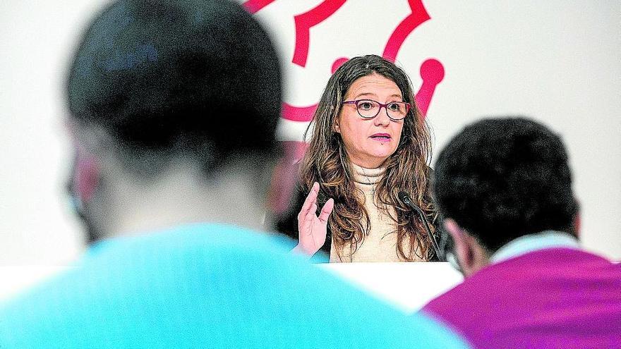 La vicepresidenta en rueda de prensa ayer tras el pleno.