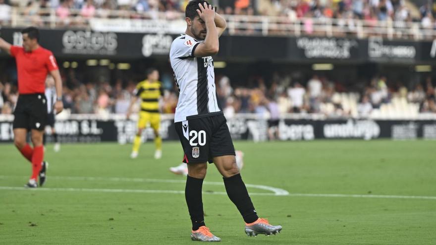 Jairo, del FC Cartagena,  lamenta una ocasión perdida durante un encuentro en el Cartagonova. | IVÁN URQUÍZAR