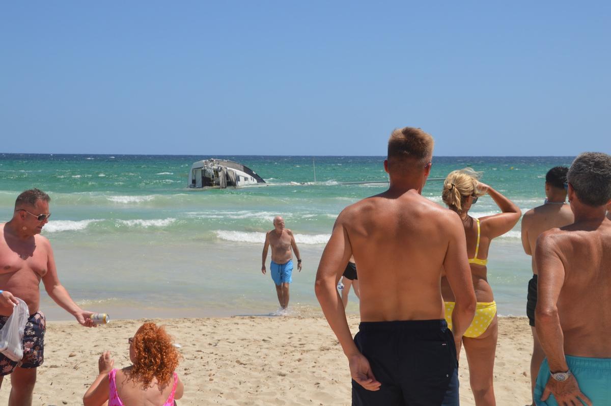 Segelboot am Strand von Cala Millor gekentert