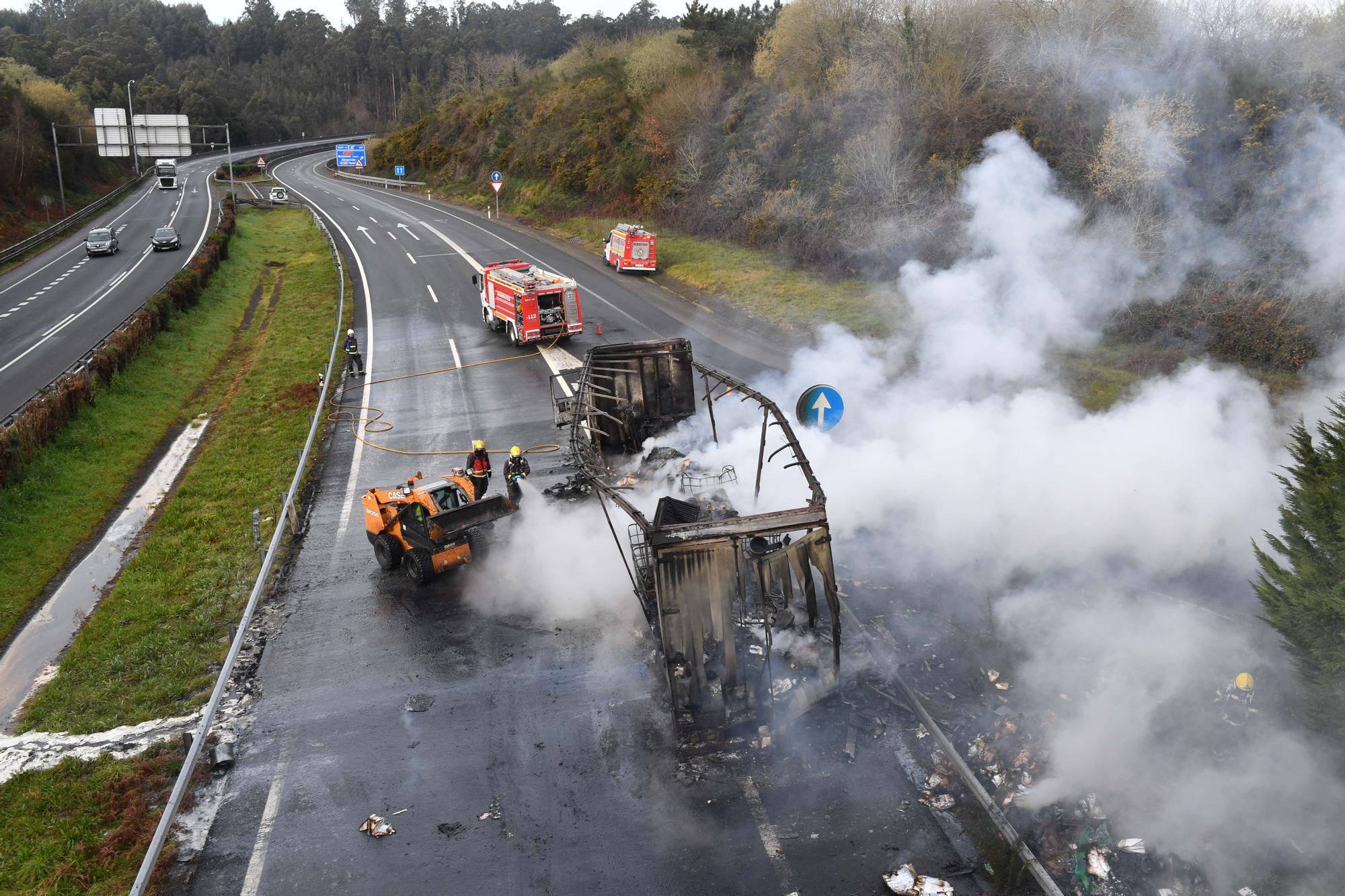 Un camión se incendia en la A-6 a la altura de Requián, en Betanzos