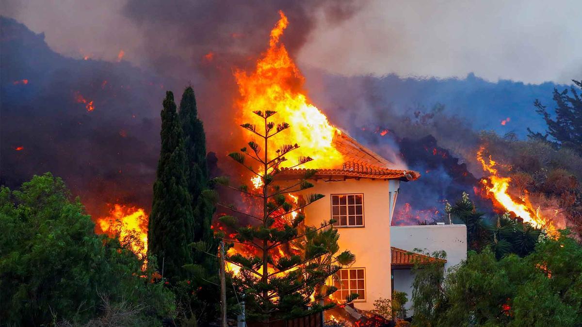 Ein von Flammen und Lava erfasstes Haus auf La Palma.