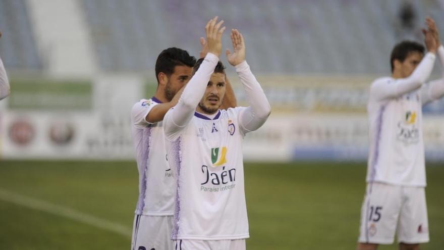 Paco Sutil aplaude a la afición del Jaén.