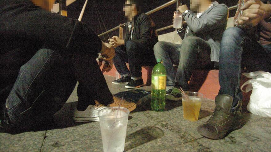 Botellón juvenil en el área de Santa Catalina.