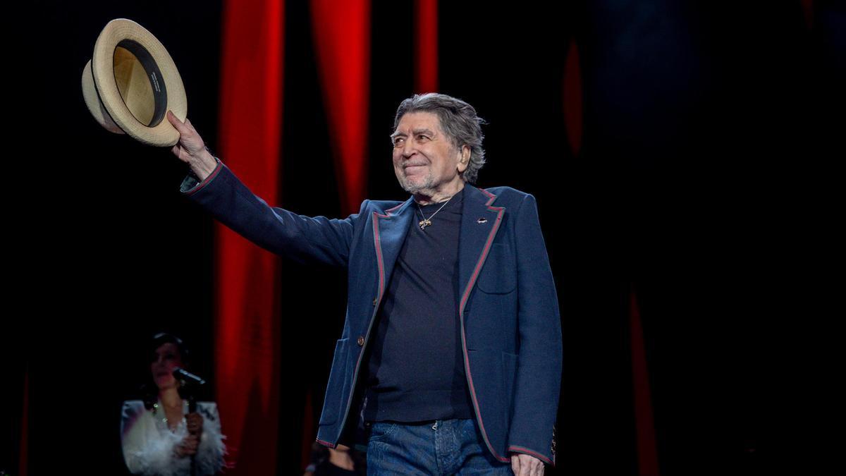 Joaquín Sabina saluda al público en su concierto de despedida en Madrid.