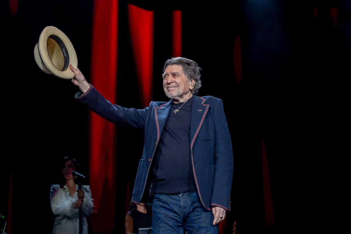 Joaquín Sabina saluda al público en su concierto de despedida en Madrid.