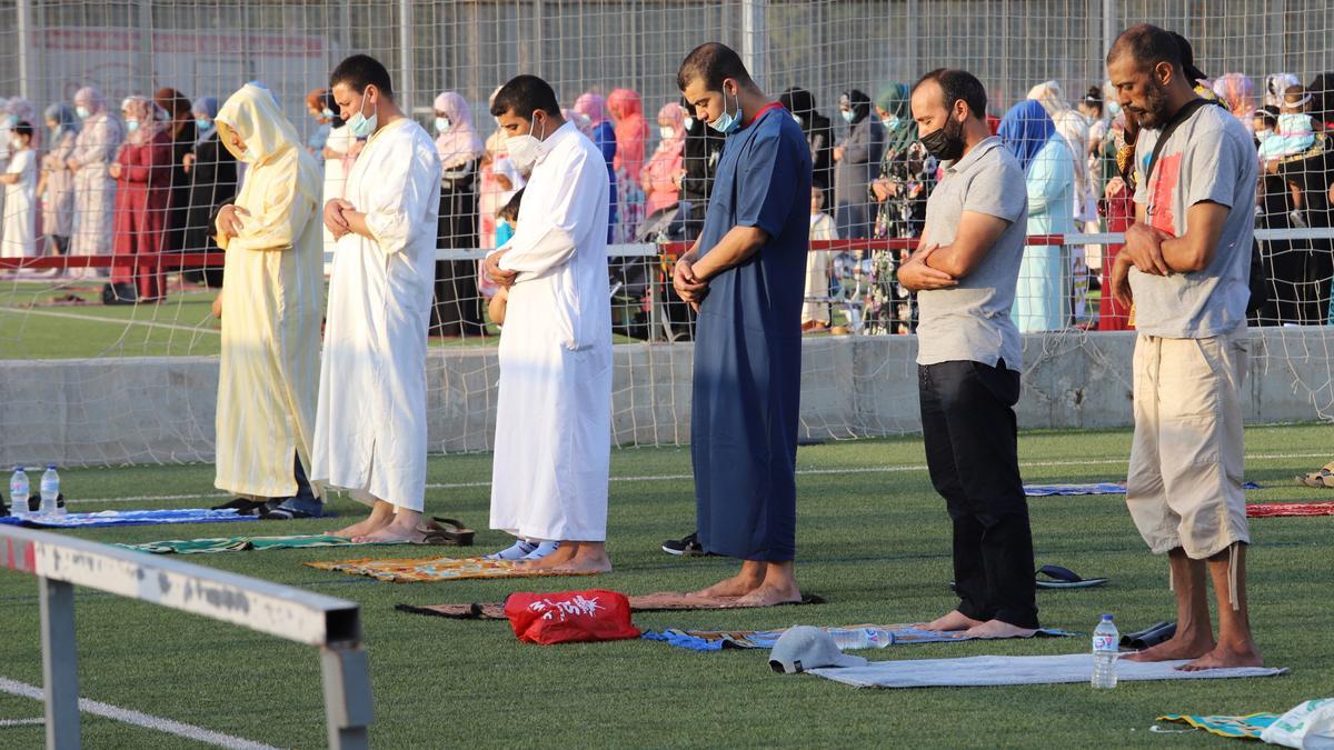 Musulmanes se reunieron para rezar juntos este martes por la mañana en el campo de fútbol de Santiago El Mayor, en Murcia.