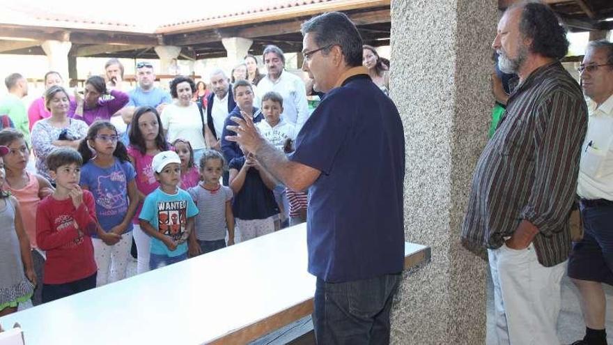 Miguel Pérez, explicando el proceso de la salazón a un grupo de visitantes, en Punta Moreiras. // FDV