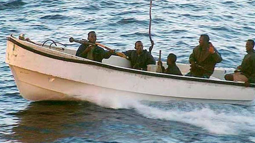 Foto cedida por un marinero del &quot;Alakrana&quot; de los piratas durante el anterior intento de secuestro.