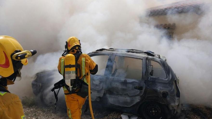 Alerta en Torreta Florida de Torrevieja por el incendio de un vehículo en el patio de una casa