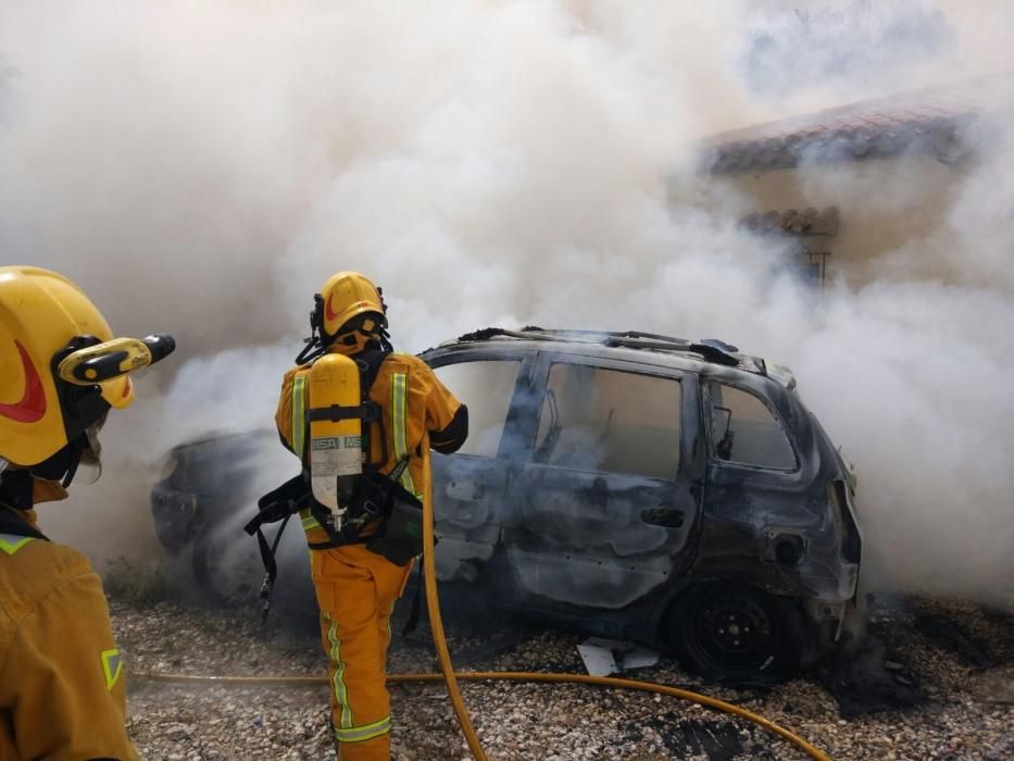 Intervención de los bomberos en la calle Pío Baroja de Torrevieja