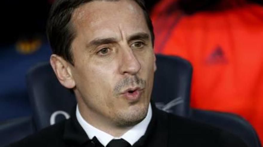 El entrenador inglés Gary Neville sentado en el banquillo del Valencia.