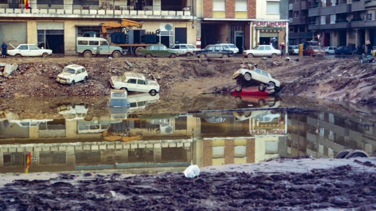 Coches acumulados tras la pantanada en el solar de la actual comisaría, en la calle Pere Morell.