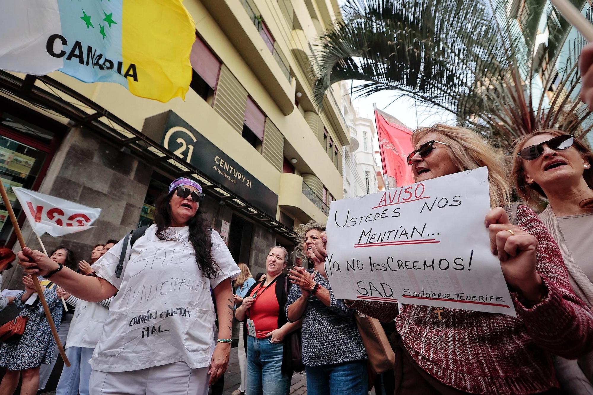 Concentración a las puertas del Parlamento contra el modelo de ayuda a domicilio