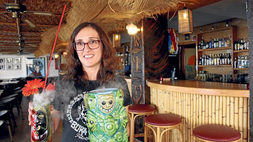 Marga Mayol serviert wie bereits ihre Eltern die Cocktails im Tiki-Style in Cala Ratjada im Nordosten von Mallorca.