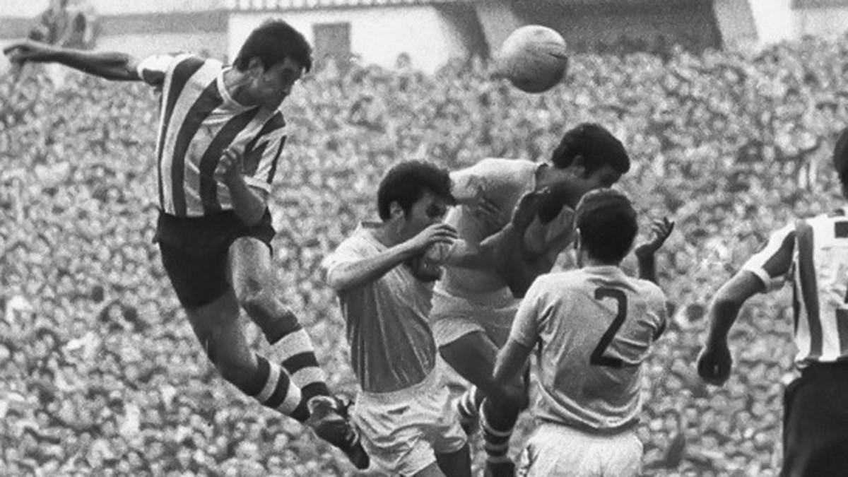Uriarte, en la imagen en un partido frente al Celta, disputó 394 partidos entre 1962 y 1974 con el Athletic