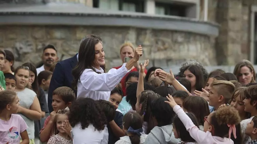 Letizia vuelve a la Gesta, su colegio en Oviedo: un libro sorpresa y más de un cumpleaños feliz