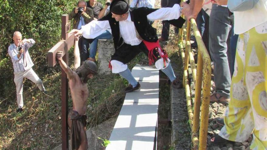 A la izquierda, la procesión. Sobre estas líneas, arriba, Ana Blanco con su nieta Sofía Bauta, y Paula Rodríguez con su hija Chloé Suárez.