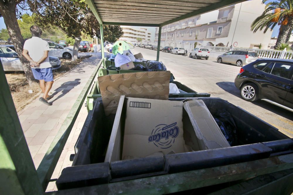 La basura se acumula en las calles de Orihuela Cos